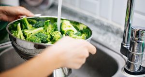 Cómo lavar y desinfectar correctamente el brócoli, según la ciencia