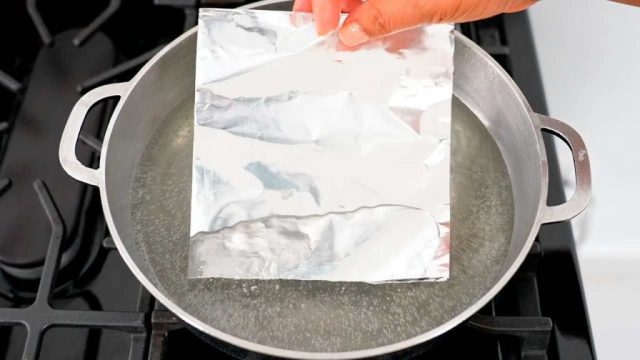 Aprende cómo el papel aluminio en agua hirviendo devuelve el brillo a tus cubiertos! Lo hacen hasta los ricos!