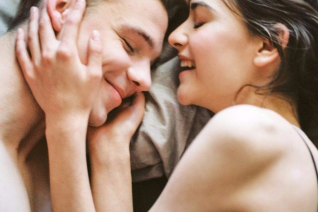 Cómo saber si un hombre tímido te ama: 27 signos sorprendentes